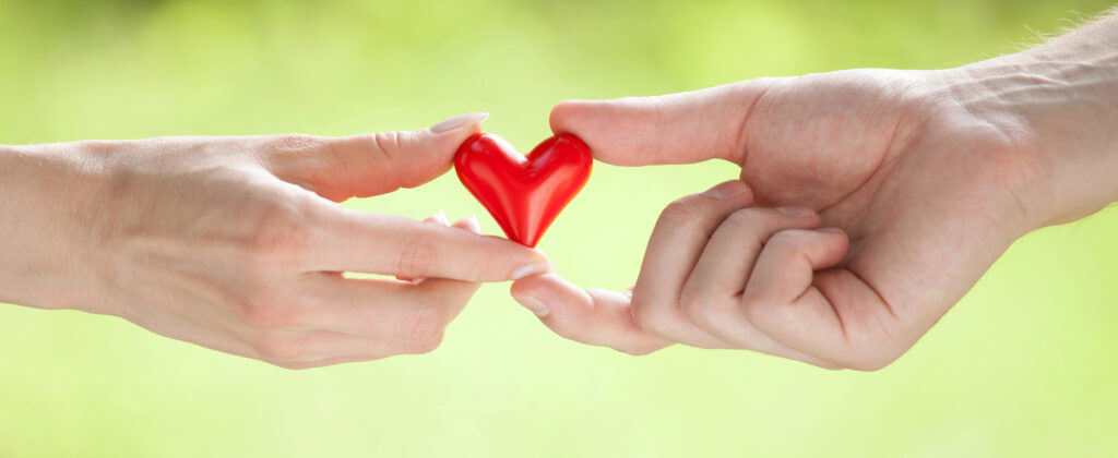 ידיים מחזיקות לב