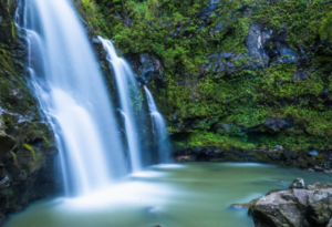 מפל זורם לתוךבריכה טבעית
