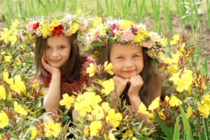 ילדות עם זר פרחים