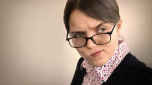 אישה עם משקפיים מעקמת את הפרצוף