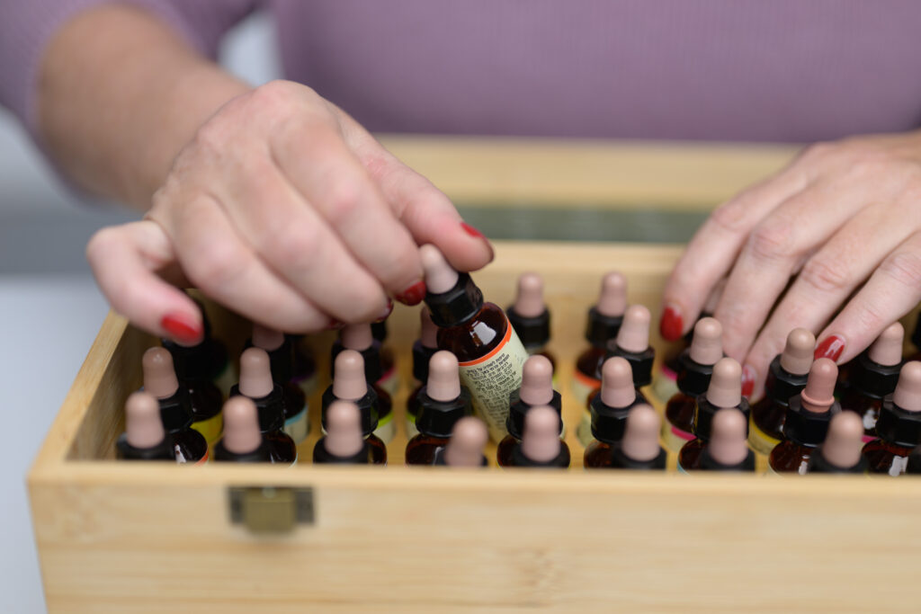 ידיים בוחרות פרחי באך מהקופסא