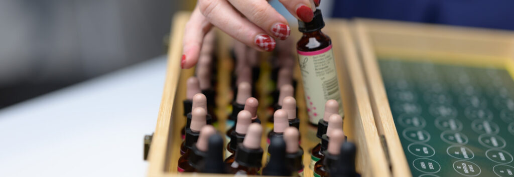 יד בוחרת בקבוק מתוך הערכה