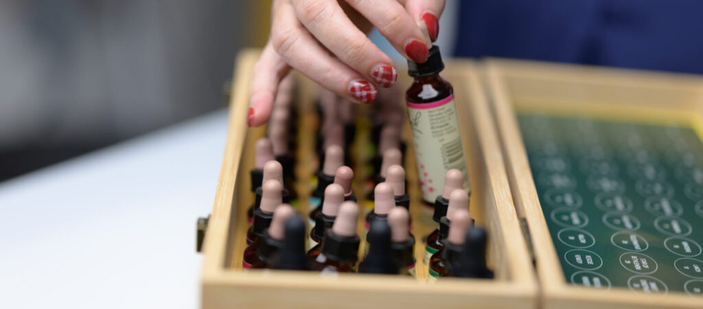 יד בוחרת בקבוק מתוך הערכה