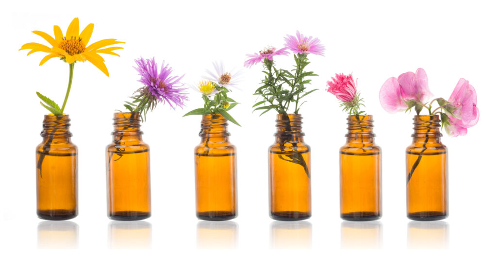 בקבוקי זכוכית כהים עם פרחים - למצוא גמישות רגשית עם פרחי באך