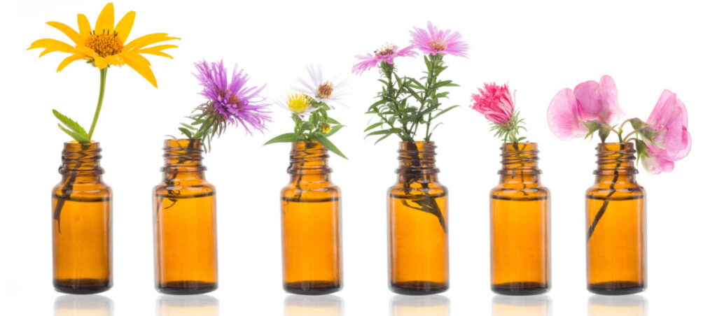 בקבוקי זכוכית כהים עם פרחים - למצוא גמישות רגשית עם פרחי באך