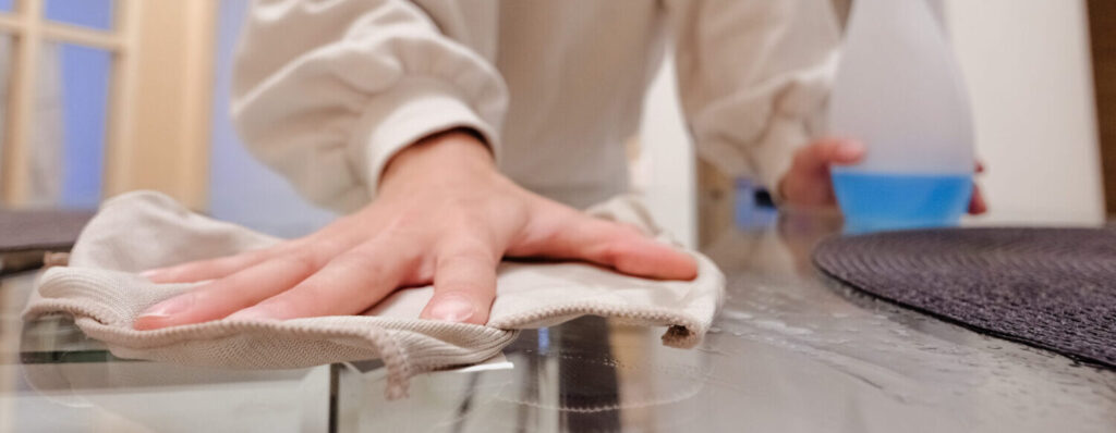 אישה מנקה משטח עם סמרטוט - OCD ופרחי באך