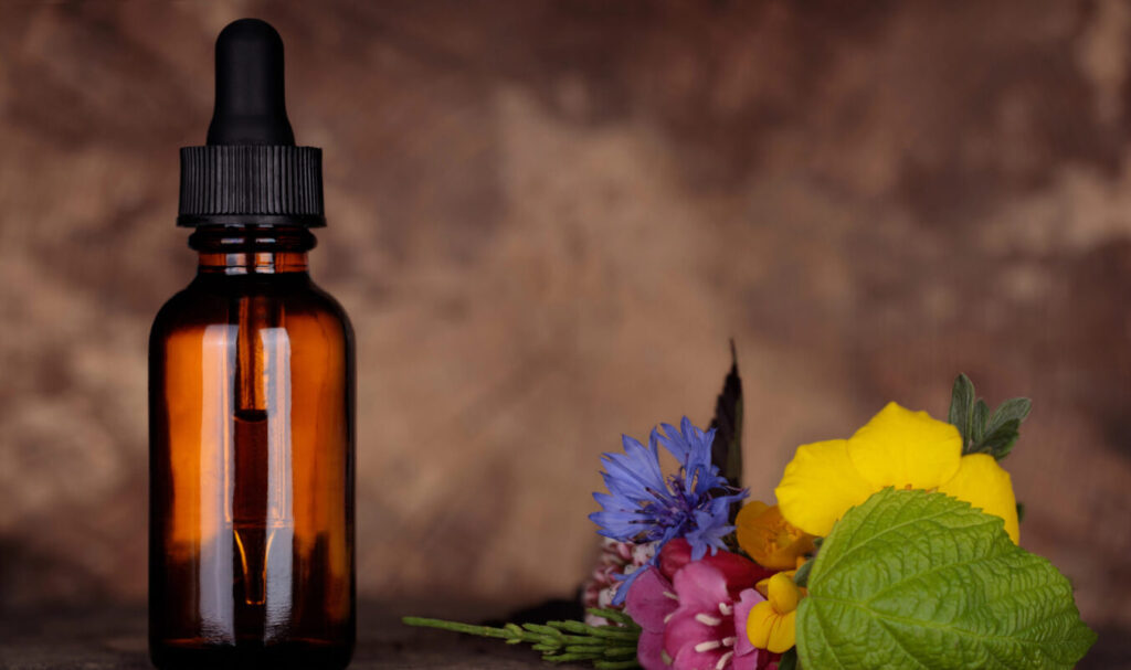 בקבוק פרחי בבאך ופרחים על השולחן