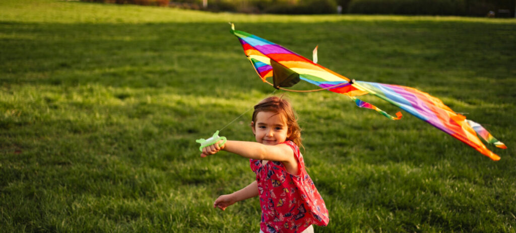ילדה מעיפה עפיפון - הטיפול מתמקד בילד/ה ולא בהפםרעות קשה וריכוז