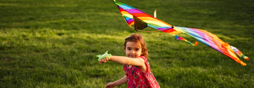 ילדה מעיפה עפיפון - הטיפול מתמקד בילד/ה ולא בהפםרעות קשה וריכוז