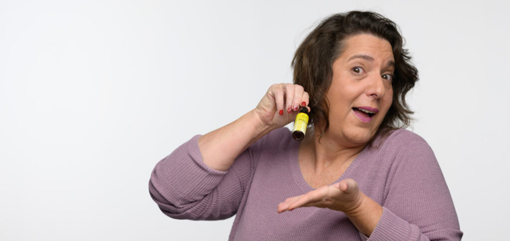 רביד מחזיקה בקבוק של רסקיו רמדי 