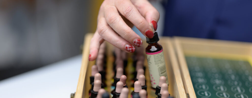 היד של רביד בוחרת בקבוק מהערכה - טיפול בניקיון כפייתי בעזרת פרחי באך 