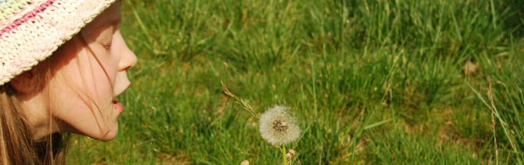 ילדה נושפת על סבון - טיפול טבעי בפרחי באך בילדים