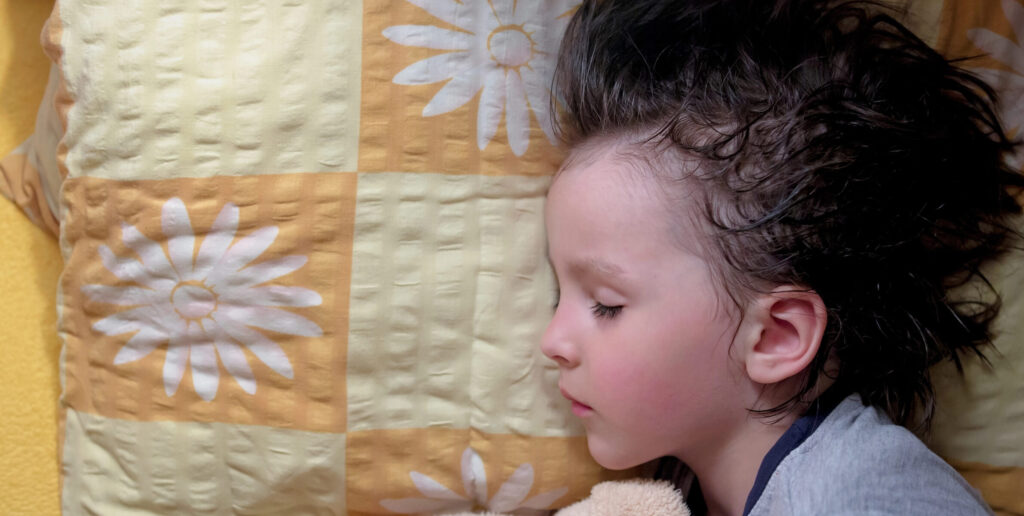 ילד מזיע מתוך שינה - סיוטים אצל ילדים