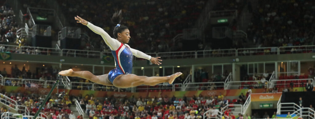 סימון ביילס עושה שפאגט באוויר, חזקה וגמישה כמו תמצית OAK