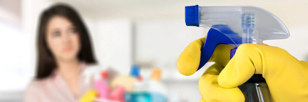 אישה עם חומרי ניקוי - ניקיו כפייתי משעבד