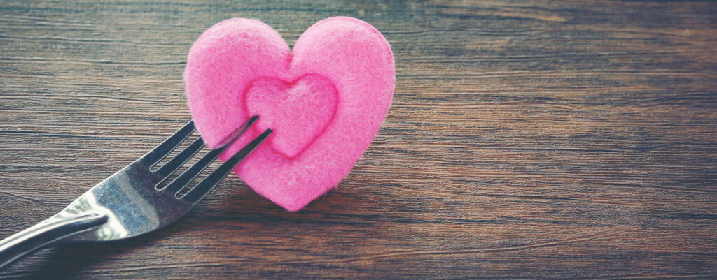 לב ורוד על מזלג - אוכל הוא חלק משפות האהבה