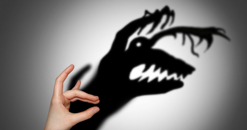 ילד מטיל צל מפחיד על הקיר עם היד- מימולוס לטיפול בפחדים וחרדות ממקור ידוע