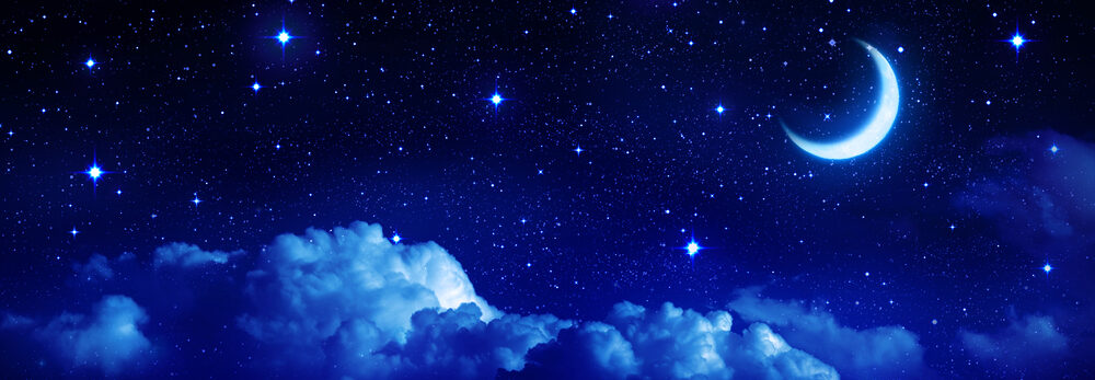 שמי לילה כחולים עם ירח וכוכבים - טיפול בהפרעות שינה אצל ילדים