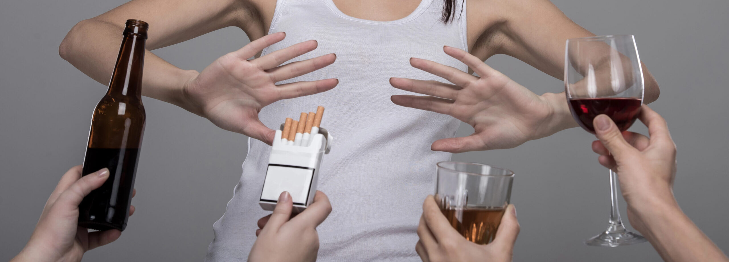 אישה הודפת חומרים ממכרים - טיפול רגשי בהתמכרויות הוא המפתח לגמילה לטווח הארוך 