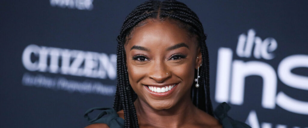 סימון ביילס מחייכת. דוגמא לגמישות מחשבתית בריאה 