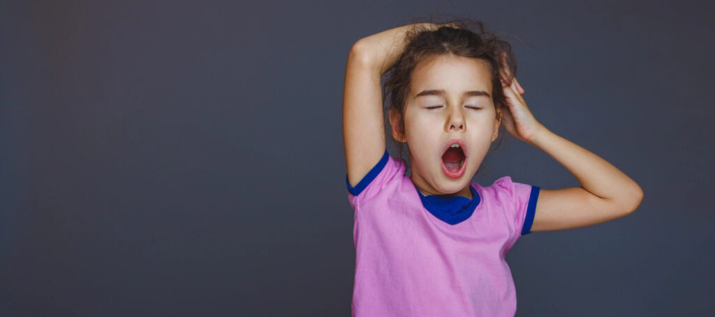 ילדהד מפהקת - בעיות שינה יכולות להיות בכל גיל