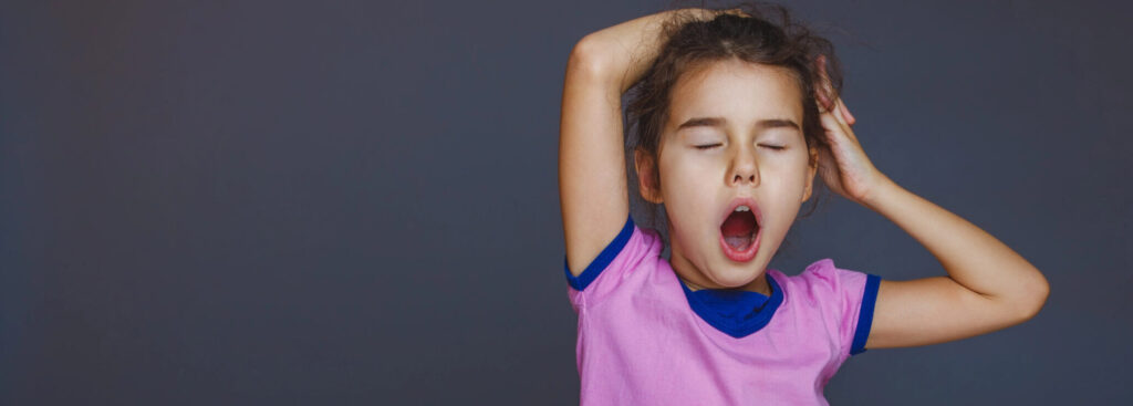 ילדהד מפהקת - בעיות שינה יכולות להיות בכל גיל