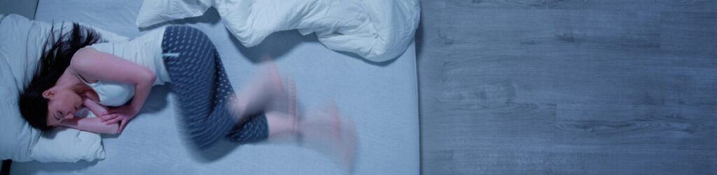 אישה מתקשה לישון. כשיש בעיות שינה או נדודי שינה החיים הם סיוט