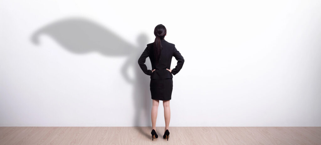 אישה מול קיר, לצל שלה יש גלימה של סופרמן. להתגבר על פחדים וחרדות