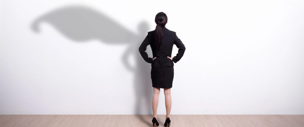 אישה מול קיר, לצל שלה יש גלימה של סופרמן. להתגבר על פחדים וחרדות