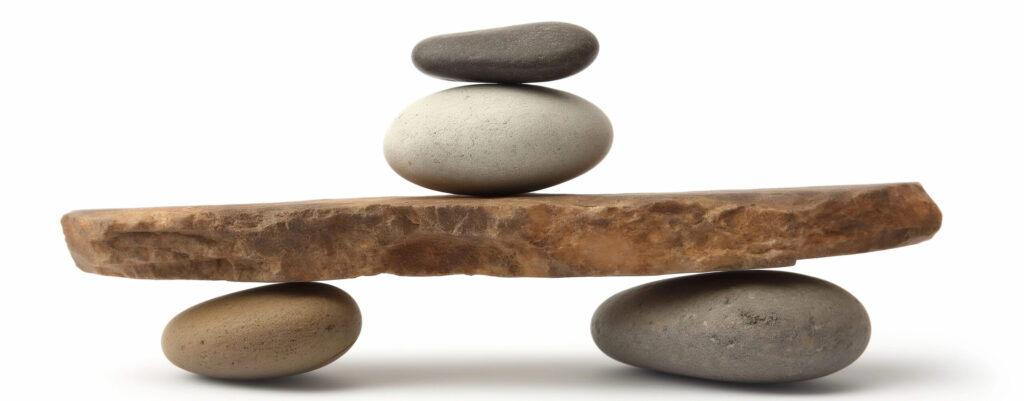 מגדל אבנים מונחות באיזון - תמצית סרטון תורמת לאיזון הפנימי שלנו 