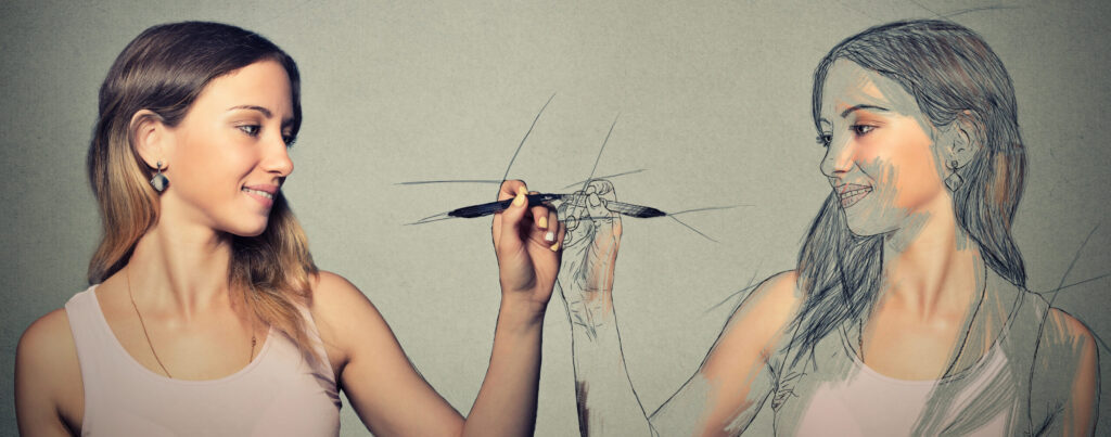 אישה ציירת את עצמה במראה - דימוי עצמי ופרחי באך