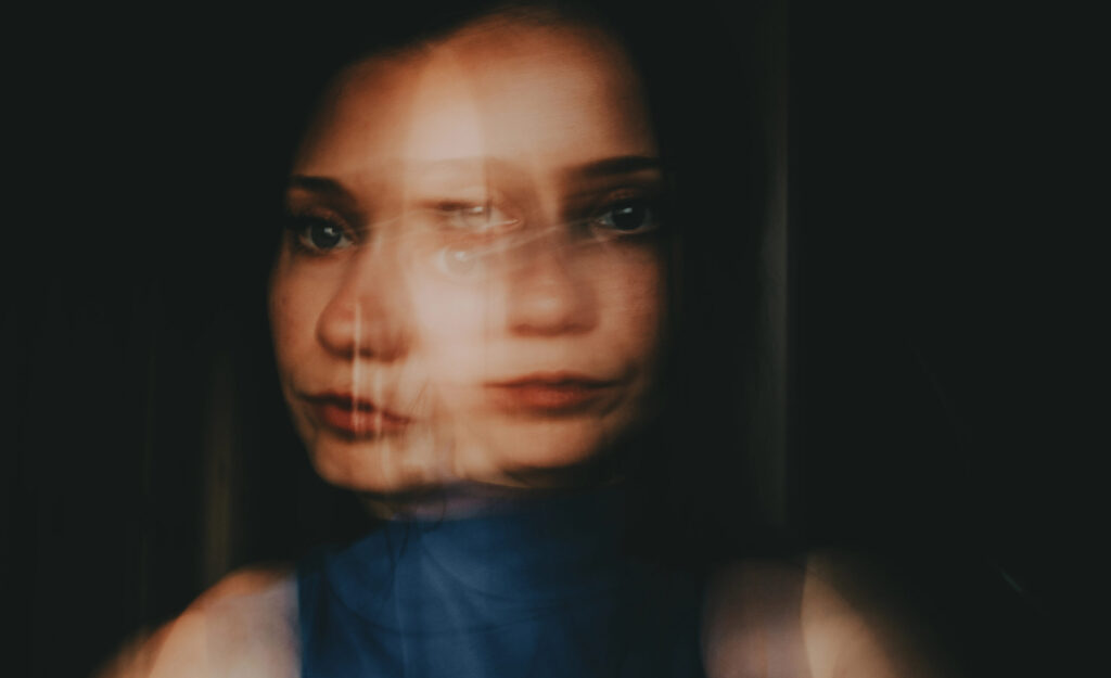 איזה כפולה ומטושטשת - אולי היא עוברת התעללות רגשית?