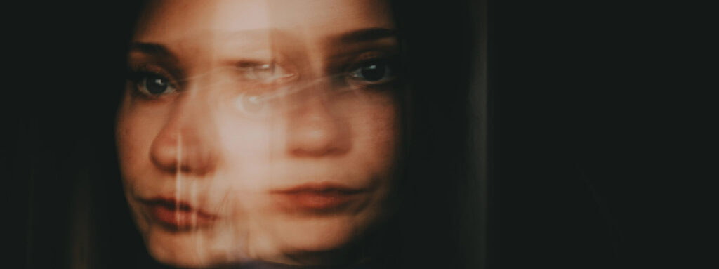 אישה כפולה ומטושטשת - אולי היא עוברת התעללות רגשית?