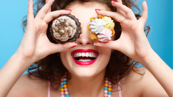 אישה מחייכת עם קפקייס על העיניים - הפרעות אכילה מינוריות יש לכולנו
