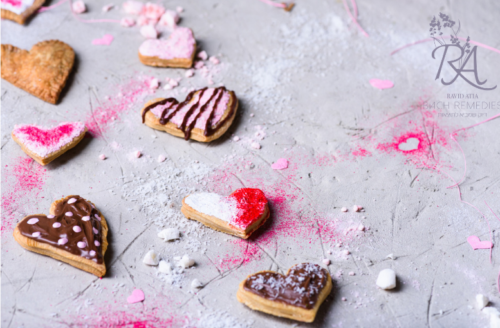 עוגיות בצורת לבבות מקושטים. עלל שפות האהבה, יחסי הורים ילדים ואוכל