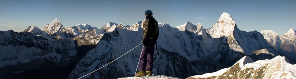 אדם בראש הר גבוה לפני סקי אתגרי - רדיפה אחרי אדרנלין במקום תמצית רוק רוז