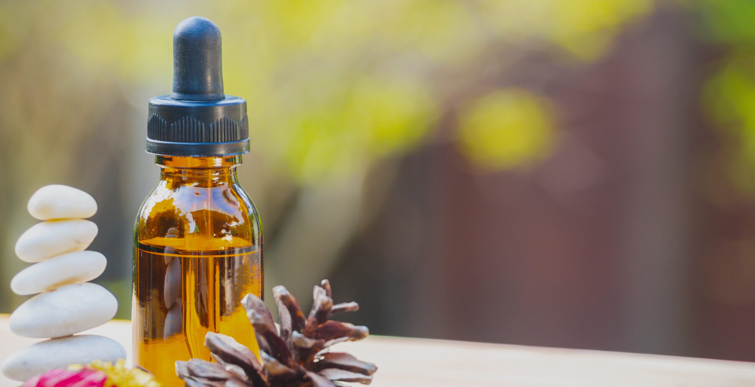 בקבוקום פרחי באך על שולחן