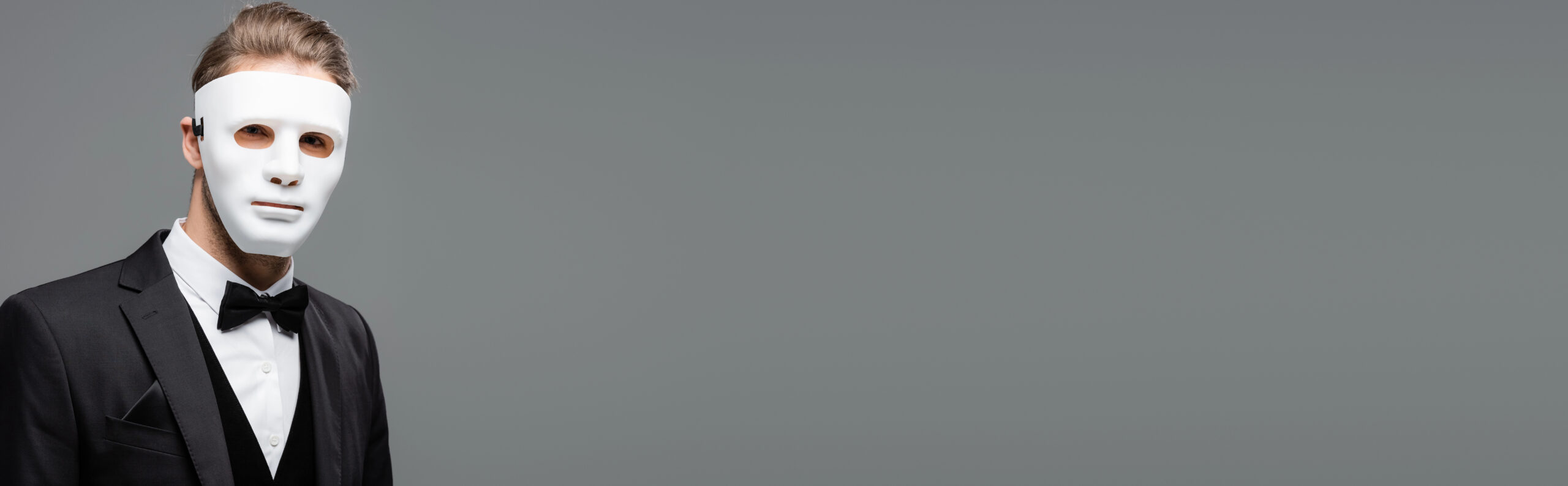 גבר עם מסיכה - תמצית אלם כדי לא להגיע לשחיקה 