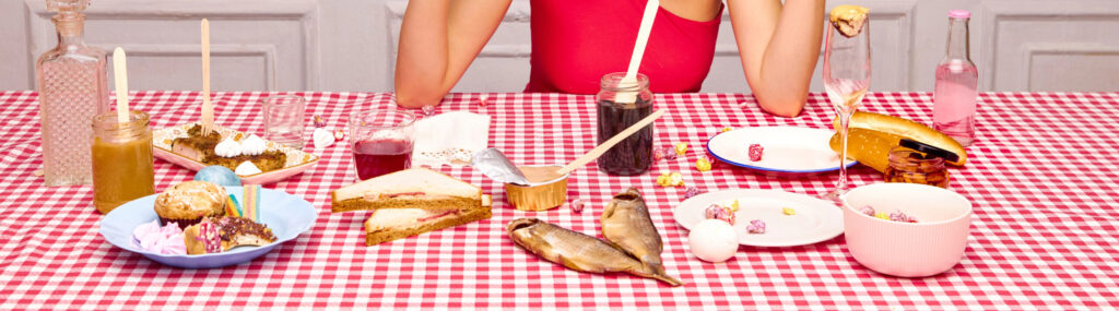 מזון על שולחן, הכל באדום - אכילה כפייתית שהטיפול בה הוא טיפול רגשי